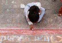 स्वयम्भूनाथमा अभिभावकले बालबालिकालाई अक्षर लेख्न सिकाए