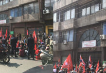 फुटपाथ व्यवसायीहरु कामपा महानगरविरुद्ध प्रदर्शन