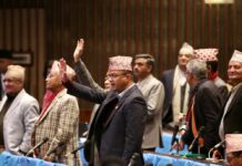 संसद् बैठक १५ मिनेटसम्म रोकियो