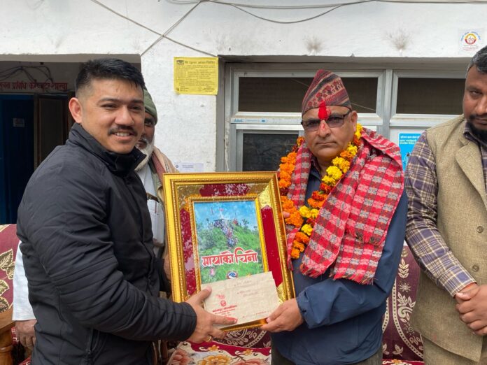निमित्त प्रमुख प्रशासकिय अधिकेत भरत बस्नेत मायाको चिनो हस्तान्त्रण गर्नु हुदै