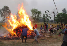 होलिका जलाएको खरानी लगाएर होली मनाउँदै थारु समुदाय