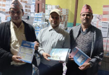 विद्यार्थीको हातहातमा पाठ्यपुस्तक पुर्याउने