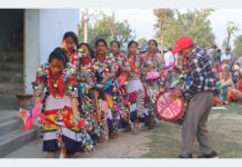 सबै उमेरकाले मनाउने रानाथारूको होली पर्व