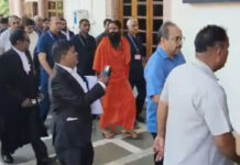 रामदेव र बालकृष्ण भारतको सर्वोच्च अदालतमा उपस्थित