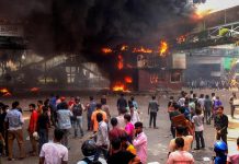 बंगलादेशमा हिंसा भड्किएपछि स्वदेश फर्किन थाले