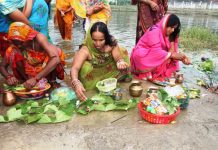 थारू समुदायका महिलाहरूले आज जितिया मनाउँदै