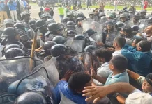 आन्दोलनरत रास्वपाका पार्टीका कार्यकर्ताले हातपात पत्रकारमाथि हातपात