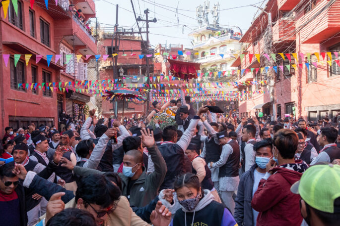 locals_dancing-685x457