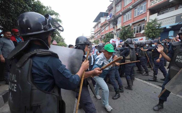 teacher-protest-(3)_KdkuhRIfTO