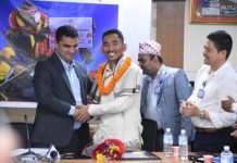 सफल आरोहण गर्ने कीर्तिमानी आरोही शोलुखुम्बुका पेम्बा शेर्पालाई सम्मान