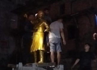 विरंगना कीर्तिलक्ष्मीको पुर्णकदसहितको प्रतिमाले पूर्णता पायाे (तस्बिर र भिडियाे) सहित कीर्तिलक्ष्मी निर्माण उपभोत्ता समितिका अध्यक्ष शुद्वरत्न महर्जनको समूहले जेष्ठ २५ गते सिमेन्ट भर्ने कार्यमा सरिक तस्बिर