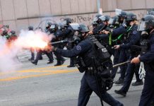 लस एन्जलसमा आप्रवासी माथि छापा मारेको विरोधमा भएको प्रदर्शन उग्र बन्दै