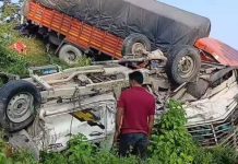 ट्रक र पिकअप ठोक्किँदा दुबै गाडीका चालक घाइते