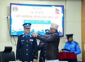 प्रहरी महानिरीक्षक चन्द्र कुबेर खापुङ्ग दर्ज्यानी चिन्हबाट सुशोभित