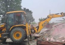 सरकारी जग्गामा बनेका टहराहरू डोजरले भत्काउन सुरू