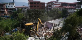 स्वयम्भुमा अतिक्रमित संरचनाहरू भत्काउन सुरू